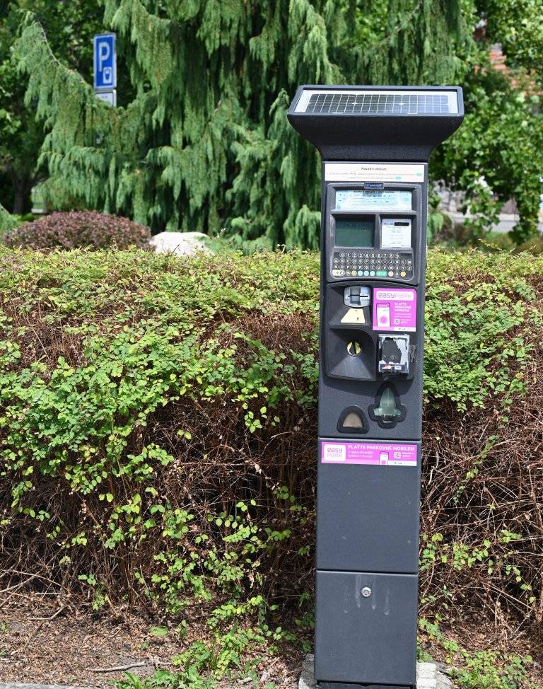 V posledních dnech se šíří podvodné SMS zprávy, které se tváří jako oznámení o nezaplaceném parkovném či pokuta za parkování. Společnost EasyPark již zaznamenala hlášení od uživatelů, kteří podobné zprávy obdrželi. Odesílatelé v nich požadují okamžitou úhradu domnělého dluhu prostřednictvím odkazu v textu zprávy. Jde však o podvod, jehož cílem je vylákání citlivých údajů nebo plateb.
