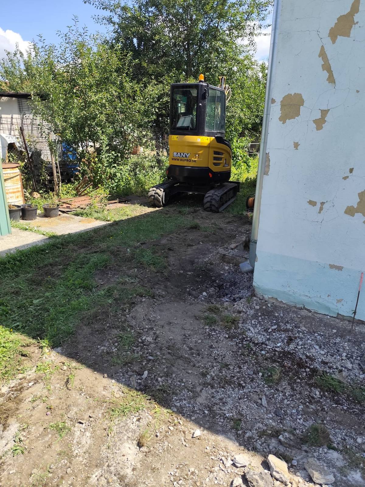 Počas letných prázdnin začali pracovníci sociálneho podniku Bošáca s realizáciou nového chodníka určeného na zásobovanie Materskej školy v Bošáci. Nový chodník prinesie najmä bezpečnejšie a jednoduchšie zásobovanie MŠ dodávateľmi a zároveň prispeje k lepšej organizácii pohybu v okolí materskej školy.  Výsledkom bude bezpečnejšie prostredie pre deti, rodičov aj zamestnancov materskej školy a praktické zlepšenie pre každodenné fungovanie škôlky. Ďakujeme pracovníkom sociálneho podniku za ich úsile a všetkým za trpezlivosť počas realizácie. Spoločne krok za krokom zlepšujeme našu obec. 💚