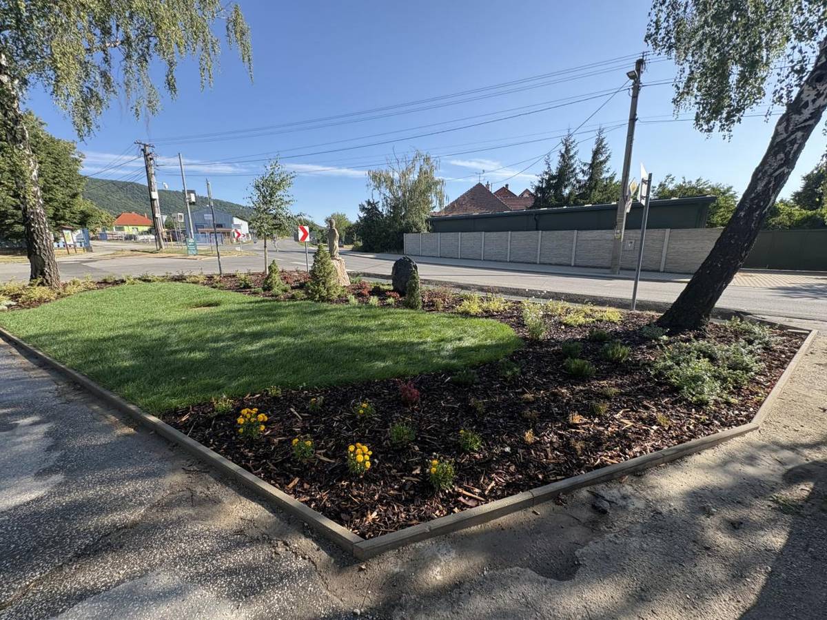 Projekt "Zeleň v obci" bol uskutočnený vďaka finančnej podpore REVIE -Malokarpatskej komunitnej nadácie.