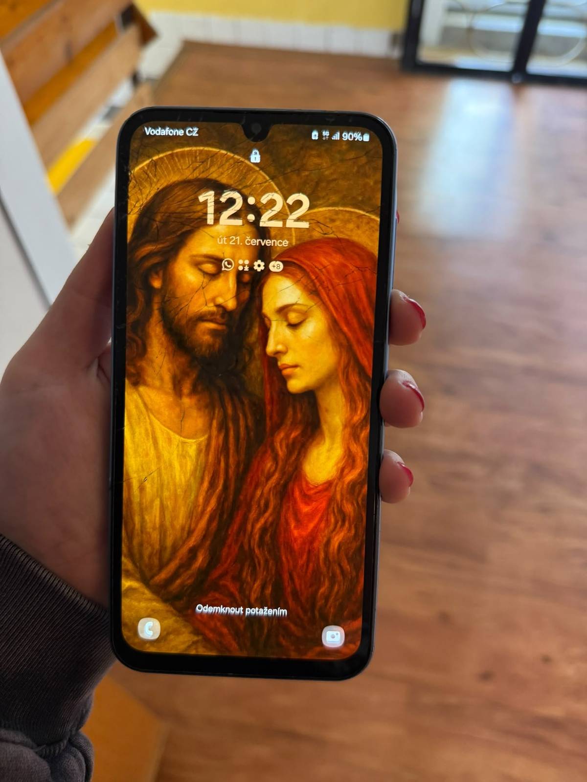 Na lavičce za fotbalovým hřištěm u cyklostezky byl nalezen mobilní telefon. Majitel si mobilní telefon může vyzvednout na OÚ Tuhaň. Telefon bude vydán pouze osobě, která prokáže vlastnictví jeho odemknutím.