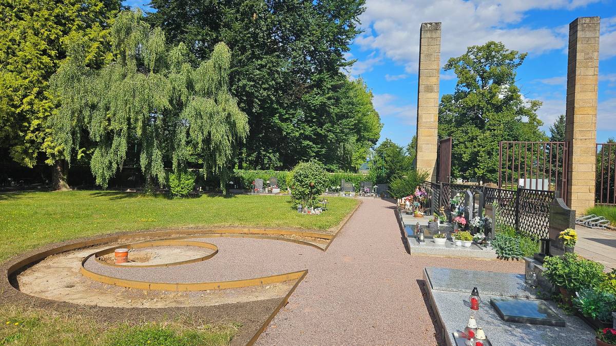 Na boskovickém hřbitově se v těchto dnech realizuje vítězný projekt participativního rozpočtu BoskoVize 2025 – vsypová loučka. V současné době probíhají terénní úpravy a osazení obrub. V dalších etapách bude vybudován mlatový chodník, doplněn mobiliář a nová výsadba. Součástí úprav bude také osazení žulového kříže.