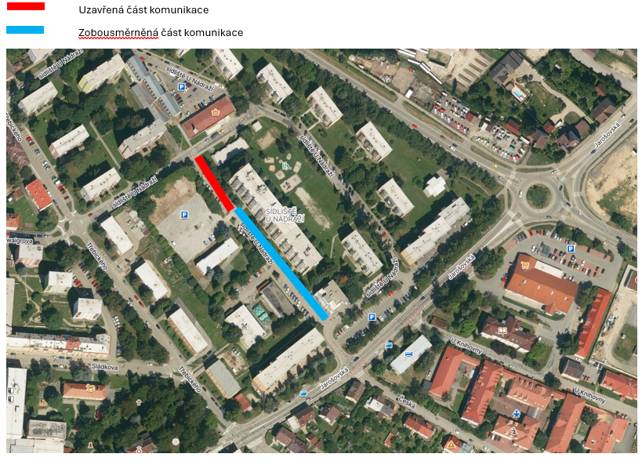 V úterý 21. července 2026 bude z důvodu umístění autojeřábu a provádění stavebních prací zcela uzavřena část místní komunikace a přilehlého chodníku na sídlišti U Nádraží v úseku mezi domy č. p. 851 a 789.