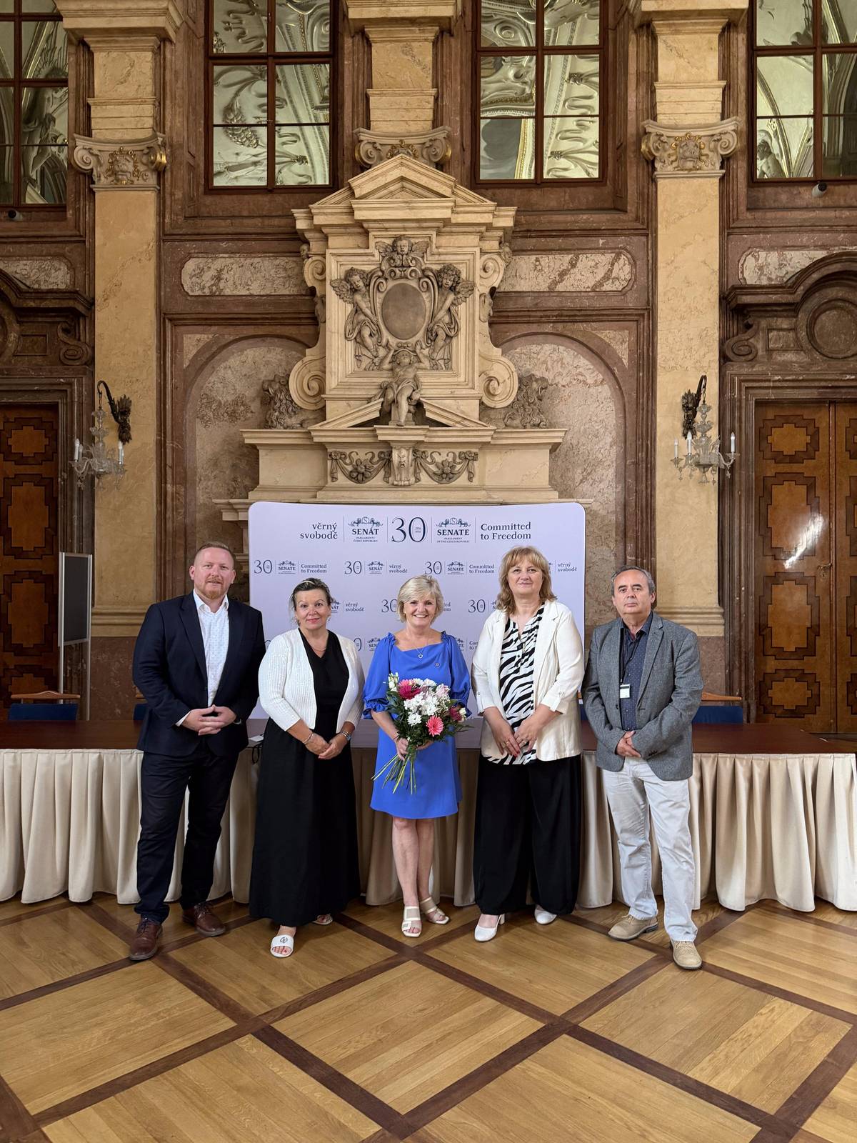 Dne 14.7.2026 starostové obcí Kojetice, Kly, Libiš a Brandýs nad Labem-Stará Boleslav přijali pozvání paní senátorky Ing. Jarmily Smotlachové k návštěvě Senátu Parlamentu ČR. Paní senátorka toto setkání připravila starostkám a starostům jako poděkování za jejich dosavadní práci, kterou pro své obce odvádí a do dalších let všem popřála mnoho sil, úspěchů a zdraví. Za doprovodu paní senátorky jsme měli možnost prohlédnout si historické prostory Senátu včetně úžasného výkladu o historii Valdštejnského paláce, navštívili jsme Jednací sál Valdštejnského sálu, dostalo se nám milého přijetí u předsedy Senátu Parlamentu ČR RNDr. Miloše Vystrčila a krátce jsme pohovořili i se senátorem Davidem Smoljakem. Všichni se zajímali o aktuální dění v našich obcích. Návštěvu jsme všichni za doprovodu paní senátorky zakončili v restauraci Senátu, kde jsme dlouze hovořili nad problémy, které nás v našich obcích trápí. Tímto chci poděkovat za pozvání, vstřícné přijetí a možnost nahlédnout do fungování horní komory parlamentu České republiky. Bc. Jitka Šedinová, starostka obce Kojetice