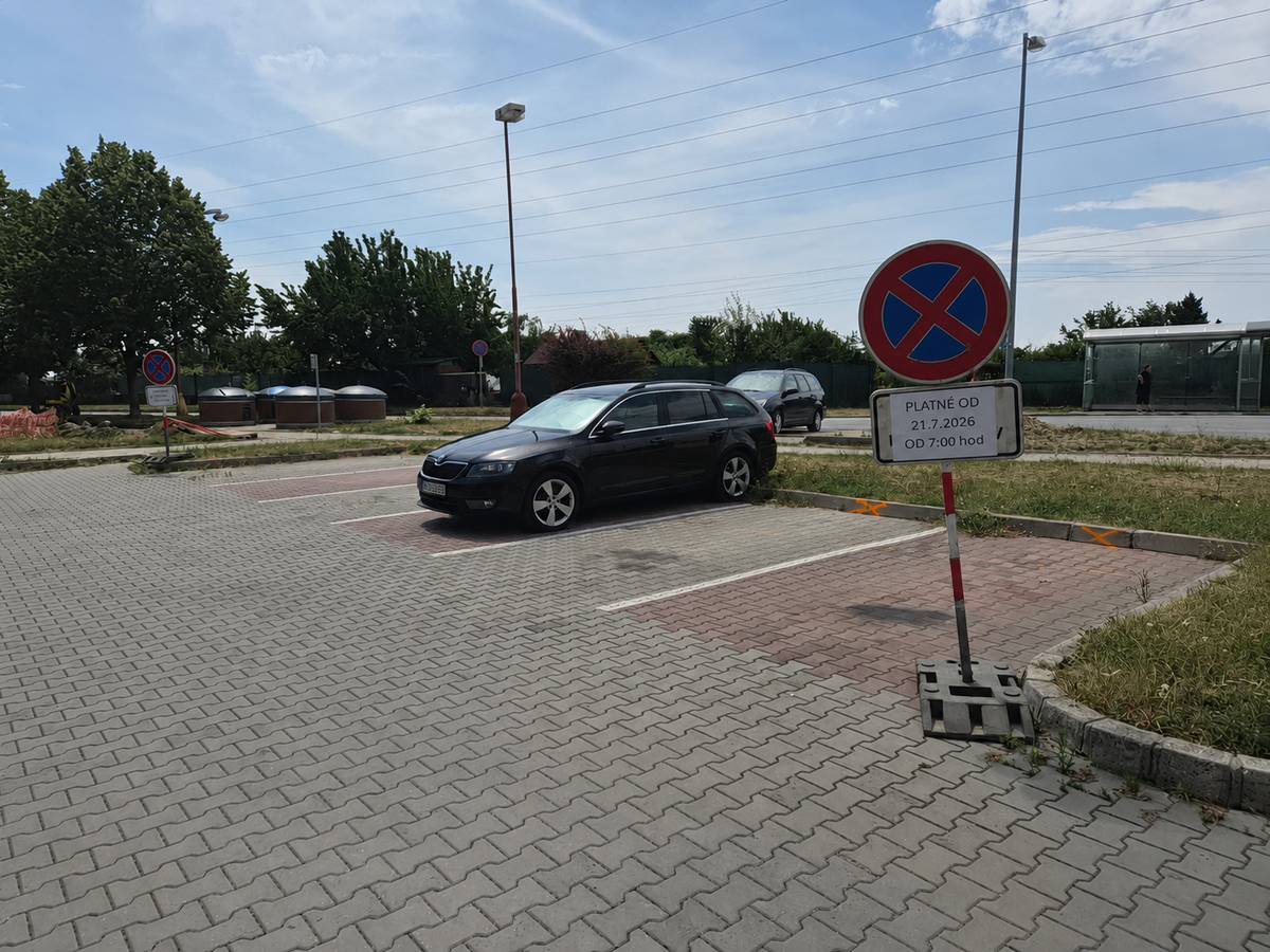 V projekte obnovy obytného súboru Generála Goliana pokračujeme. V utorok 21. júla 2026 sa začnú búracie práce na chodníku na Nerudovej ulici, ktoré si vyžiadajú dočasné uvoľnenie priľahlého parkoviska na Jiráskovej ulici pri bytovom dome Jiráskova 23. Žiadame majiteľov vozidiel, aby od 7.00 h na uvedenom parkovisku neparkovali. Uvoľnenie parkovacích miest je nevyhnutné na bezpečný pohyb stavebnej techniky a realizáciu stavebných prác. Ďakujeme za pochopenie a rešpektovanie dočasných obmedzení.