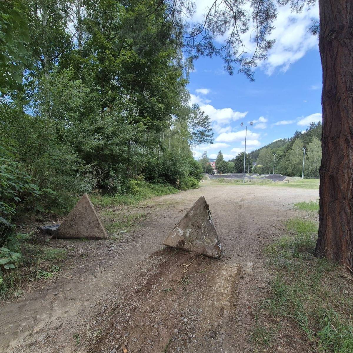 Přestože je u nového pumptracku vybudováno oficiální parkoviště, někteří jedinci zajíždějí auty až k dráze z druhé strany, zpod estakády. Dnes proto byly na místo umístěny zábrany. Celý areál je monitorován kamerovým systémem městské policie. + VZKAZ PRO BORDELÁŘE: Uklízejte si po sobě, kazíte to ostatním. Snad je normální si odnést to, co jste si přinesli. A v areálu odpadkové koše samozřejmě jsou.