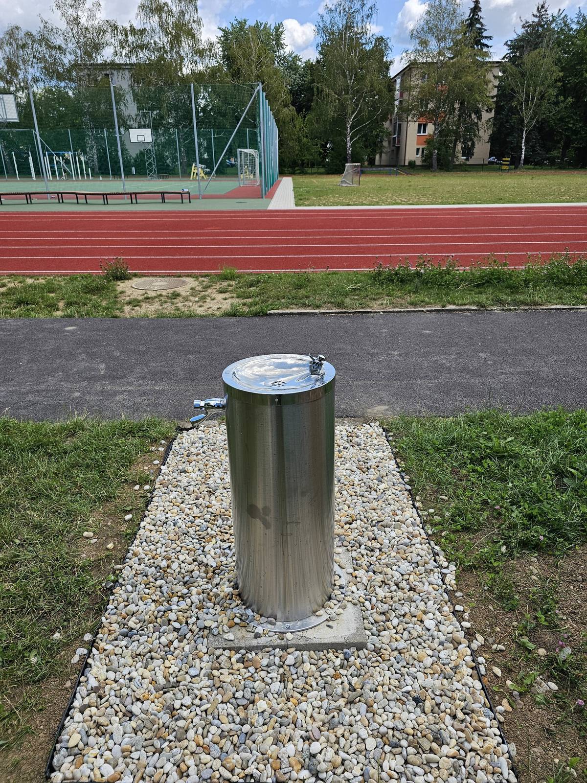 🚰 PITNÉ FONTÁNKY PRIBUDLI V ŠPORTOVÝCH AREÁLOCH       ✅ Voľnočasový športový areál pri ZŠ Gorazdova má novú pitnú fontánku. Počas letných dní určite poteší všetkých návštevníkov športoviska možnosť osviežiť sa pitnou vodou priamo v areáli. Rovnaká pitná fontánka bola osadená aj v športovom areáli pri ZŠ J. A. Komenského, ktorý je v súčasnosti uzavretý z dôvodu prebiehajúcej rekonštrukcie.       ☀ Montáž fontánok zabezpečila mestská spoločnosť Púchov servis, s. r. o. Pitné fontánky nájdete aj na pešej zóne, v Marczibányiho záhrade a v Umeleckom dvore pri ZUŠ Púchov.