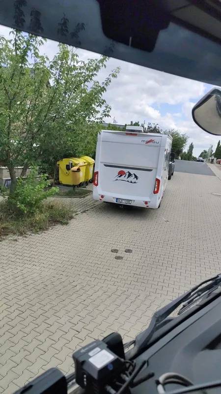 - dle upozornění svozové firmy nebyly v pondělí 20. července vyvezeny kontejnery na plast v Anglickém resortu z důvodu zamezení přístupu ke kontejnerům - zaparkované vozidlo (viz foto)