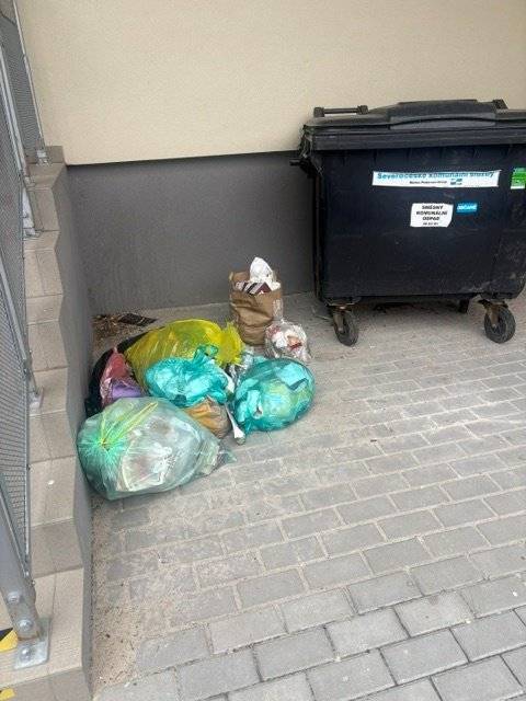 Již po několikáté zveřejňujeme fotografie a nádobu na stanovišti Jiřího z Poděbrad 850. Průběžně na městský úřad docházejí obyvatelé domu a žádají o více větších nádob. Kontejner je dostačující pro počet trvale hlášených osob. Bohužel jak je vidět na aktuální fotografii, do nádoby je vhazován veškerý odpad, ne jen komunální a okolo nádoby “smetiště” Přitom kousek od domu je stanoviště tříděného odpadu. Přemýšlejte prosím co vhazujete do nádob. Tříděním do příslušných nádob, nebude tento kontejner plný ihned po svozu. Toto je nové bydlení a vzniklá skládka odpadu před domem opravdu domu dobrou vizitku nedělá. Apeluji na obyvatele domu, třiďte odpad a udržujte pořádek!  Autor: Lenka Doleželová, referent odboru investic a správy majetku MěÚ Hrádek nad Nisou Zdroj: iHrádecko