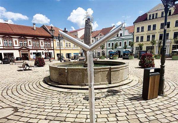 Na Masarykově náměstí bylo nově instalováno mlžítko, které v horkých letních dnech nabízí příjemné osvěžení obyvatelům i návštěvníkům města. Největší oblibě se těší především mezi dětmi, využívají ho ale také dospělí a senioři.