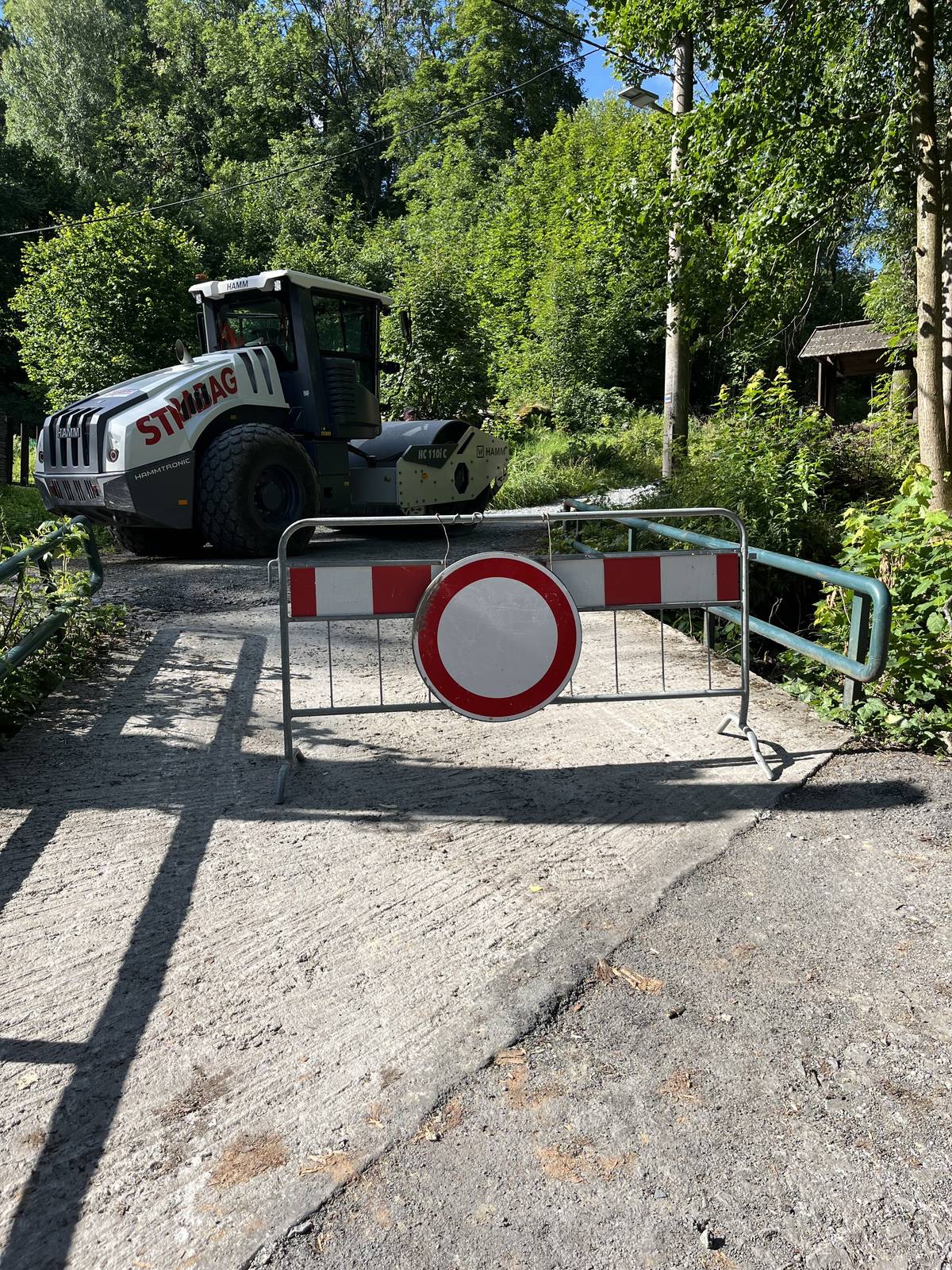 Během dnešního a zítřejšího dne bude komunikace nad Slunečníma hodinama pro vozidla UZAVŘENA, a to z důvodu aplikace penetračního nátěru. Dojde tak k dokončení finálního povrchu komunikace. Poslední stavební práce budou zahrnovat instalaci odvodňovacích žlabů k odvodnění komunikace v celé délce.