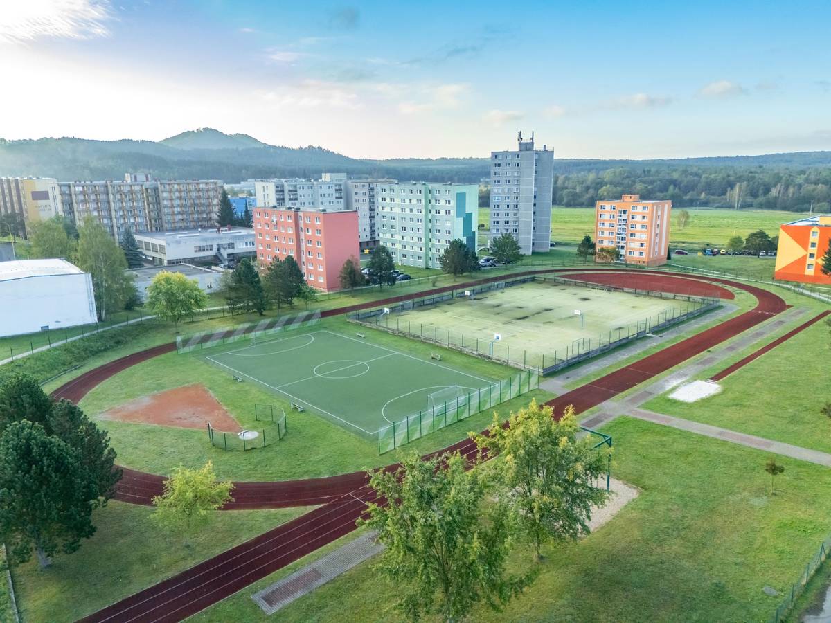 Od 24. července do 31. srpna 2026 bude víceúčelové hřiště u základní školy poprvé zpřístupněno veřejnosti. Věříme, že tuto možnost využijí děti, mládež i dospělí, kteří si chtějí během letních prázdnin zasportovat. Prosíme všechny návštěvníky, aby:  dodržovali provozní řád školního hřiště, chovali se ohleduplně k ostatním návštěvníkům, udržovali pořádek, respektovali pokyny zaměstnanců školy.  Organizované a rezervované akce školy mají vždy přednost před využitím hřiště veřejností. V době jejich konání jsou návštěvníci z řad veřejnosti povinni hřiště uvolnit. Upozornění: V termínu 16.–21. srpna 2026 bude hřiště pro veřejnost uzavřeno. Přejeme všem příjemné sportovní léto a věříme, že nové možnosti využití hřiště budete rádi využívat.