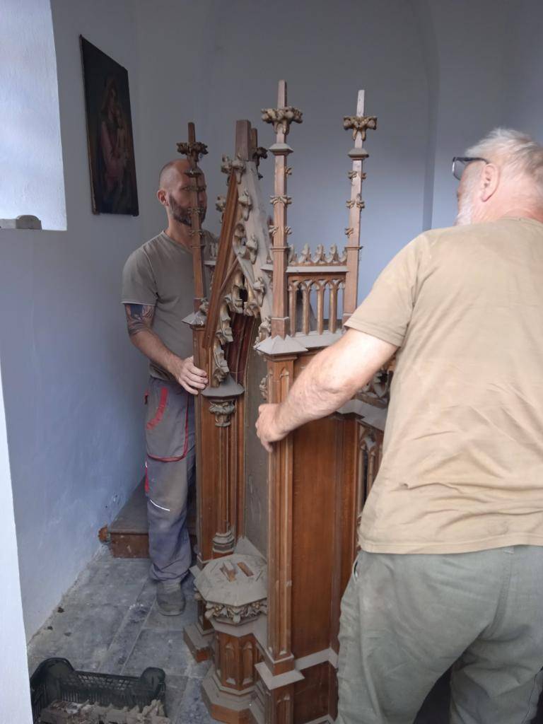 Dnes byl odvezen oltář z kaple sv. Anny v ulici Wilsonova – naproti Jitoně z důvodu restaurování. Práce provede restaurátor pan Václav Veřtát z Tábora – Měšic.