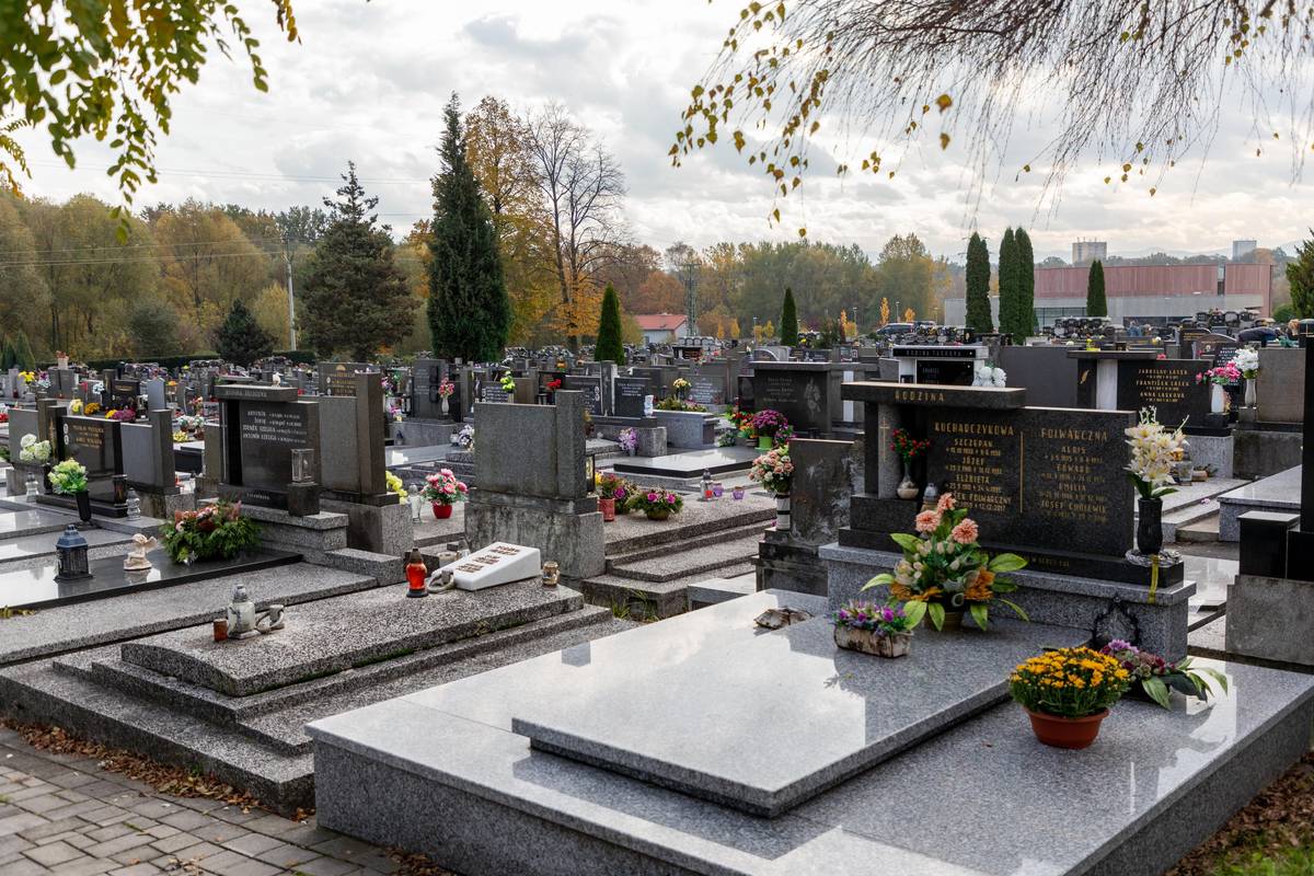 Z důvodu provádění sanačních prací na sesuvu svahu hřbitova v Dolních Bludovicích je hřbitov z bezpečnostních důvodů pro veřejnost uzavřen do neděle 26. 07. 2026 včetně. O případném prodloužení uzavírky nebo dalších omezeních vstupu na hřbitov budeme veřejnost informovat prostřednictvím informačních medií města.  Aktuální informace budou rovněž vyvěšeny na vstupní bráně hřbitova. Děkujeme za pochopení. Odbor komunálních služeb