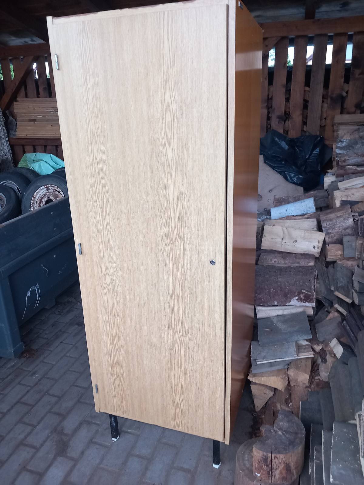 Mateřská škola Vídeň nabízí k odběru vyřazený nábytek, který již nebude dále využíván. Nabízený nábytek viz. fotografie. Nábytek je nabízen za odvoz. Zájemci si mohou nábytek po předchozí domluvě prohlédnout a následně jej odvézt.  V případě zájmu nebo pro domluvení termínu prohlídky kontaktujte starostu obce na tel.: 724 189 747.