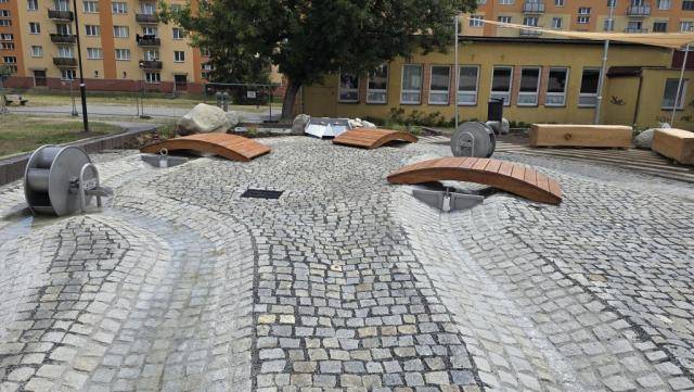Nová lokalita s vodními prvky ve vnitrobloku bří Hovůrkových je hotová. A ve čtvrtek 23. července v 16.30 hodin slavnostně přivítá první návštěvníky. „Na děti, které na slavnostní otevření dorazí, čeká speciální úkol. Budou moci společně přestřihnout pásku a zahájit provoz nového vodního hřiště,“ pozval na otevření primátor Petr Vrána.                               Číst dál...