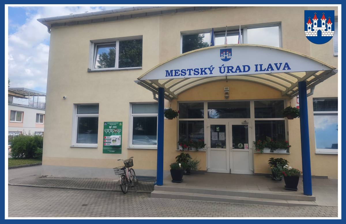 Automatický externý defibrilátor (AED) je po novom umiestnený na budove mestského úradu.