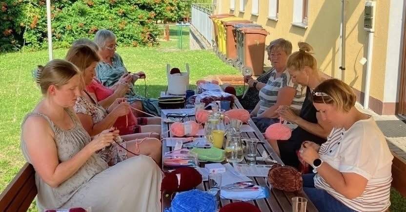 V Pátku se háčkovalo pro dobrou věc! ❤️ Čtvrteční podvečer 16. července patřil setkání deseti nadšenkyň do ručních prací. I přes velké horko se sešly na zahradě mateřské školy, aby pomohly nadačnímu fondu „NEVZDÁME TO“. Podle návodu se pustily do háčkování šestiúhelníků, ze kterých vznikne polohovací polštářek. Díky štědrým dárcům bylo možné nakoupit 75 klubíček vlny a háčky. Sponzorům moc děkujeme za podporu! 🙏 Ženy na místě uháčkovaly první kousky a zbytek vlny si rozebraly na doma, kde budou v práci pokračovat.