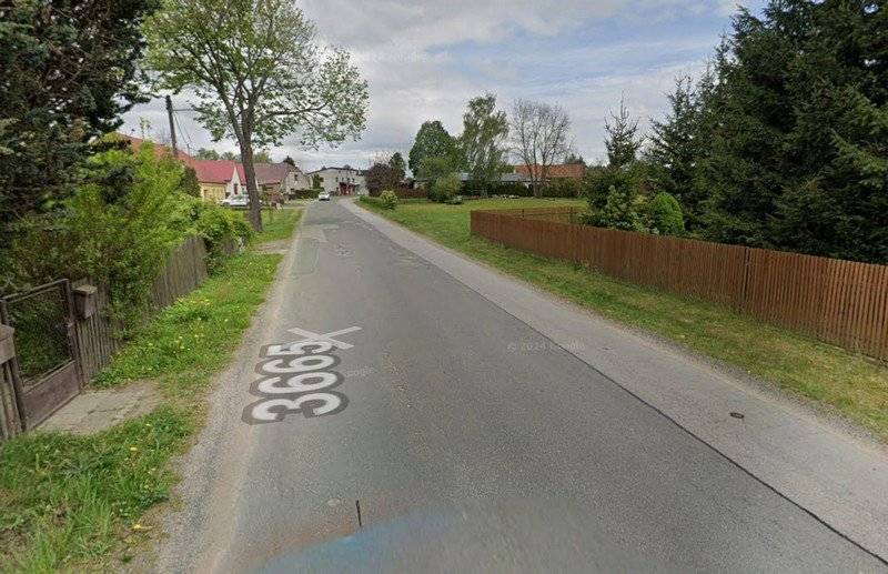 Kompletní modernizace tříkilometrového úseku silnice III/3665 v Hradci nad Svitavou byla tématem jednání hejtmana Martina Netolického a zástupců Správy a údržby silnic Pardubického kraje se starostou obce Kamilem Pavlišem. Ačkoliv by bylo možné již v minulém roce udělat na silnici prostoru obnovu povrchu, což je řešení rychlé, ale bez dlouholeté garance, rozhodl se kraj přistoupit k investici včetně podložních vrstev komunikace, jejího odvodnění či mostů. Obec na své náklady vybuduje chodníky, veřejné osvětlení a část dešťové kanalizace. Celkové náklady celé investice dosahují dle předpokladů částky 146 milionů korun včetně daně.