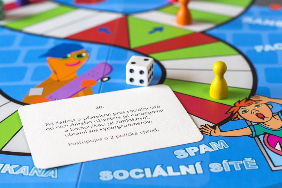 Kybernetické bezpečí dětí o prázdninách     Letní prázdniny, které jsou v plném proudu, pro děti znamenají volný prostor k různým aktivitám. Nejedná se pouze o čas strávený u táborového ohně, ale může být využíván i ve virtuálním světě.   To, že on-line prostředí je centrem komunikace s kamarády a zdrojem informací, je nejen o prázdninách standardem mezi teenagery. Cílem nejsou zákazy za každou cenu, ale budování povědomí v dětech o vážnosti možných hrozeb, se kterými se zde mohou setkat.   Důležitou roli hrají v přístupu k prevenci nejen děti, ale také jejich rodiče. Ve virtuálním prostředí se děti setkávají se šikanou, nevhodným obsahem, vyhrožováním a vydíráním, a to mnohdy již v předškolním věku.   Rodič by neměl být laxní a měl by věnovat dítěti v těchto oblastech svou pozornost. Jít s dobou a sledovat u dětí aktuální trendy na internetu. Už se nemůžeme omezovat pouze na nám známé platformy a aplikace, jako jsou Facebook, Instagram, YouTube či TikTok. Jsou tady nové a daleko populárnější. Discord, Snapchat. Znáte je? Víte, jaké mají logo, a co víc – s kým si zde vaše děti píší? A co teprve anonymní chatovací aplikace NGL, AnonChat, Twiq, AntiChat atd.? Buďte v obraze a mluvte otevřeně s dětmi, budujte důvěru a nejlépe na konkrétních příkladech poukazujte na to, jak se z nevinné konverzace může vyvrbit docela velký problém.   Jeden z mnoha takovýchto příkladů je, kdy si dítě na herním chatu nebo sociální síti začne psát s údajně stejně starým vrstevníkem. Po několika dnech běžné konverzace získá pocit důvěry, začne sdílet osobní informace, fotografie nebo plán prázdnin. Ve skutečnosti však může komunikovat s dospělým člověkem, který dítě cíleně manipuluje a snaží se získat citlivé údaje, intimní fotografie nebo si domluvit osobní setkání. Anonymní konverzační aplikace nevyžadují registraci a představují tudíž značná rizika. Není ověřená identita protistrany, takže děti mohou snadno komunikovat s dospělými, aniž by to věděly. Často tam schází moderace a děti mohou snadno narazit na nevhodný obsah nebo šikanu. Je důležité, aby rodiče nastavili pravidla, mluvili s dětmi o bezpečnosti a kontrolovali, s kým a jak komunikují. Základem je vybudovat u dětí jakýsi digitální instinkt, aby v případě, že se setkají s něčím podezřelým, zbystřily.     Nevím, kdo je na druhé straně.   Nikdy neposílám fotky, adresy, polohy domova či školy, kterou navštěvuji. Pamatuj: co jednou pošleš, nemůžeš vzít zpět. Když je mi něco nepříjemné, konverzaci ukončím.   Věnujte pozornost nastavení soukromí. Omezte, kdo může psát. Vypněte vyhledávání podle telefonu. Zakažte sdílení polohy. Zkontrolujte skupiny.   Dítě by mělo vědět, jak blokovat účet, případně jej nahlásit, a mělo by zvládnout udělat screenshot. Rodiče by se měli pravidelně dotazovat, s kým si píše. Nehodnotit hned negativně, ale vytvořit prostředí, kde se dítě nebojí svěřit beze strachu z trestu.       Krajské ředitelství policie Moravskoslezského kraje por. Bc. Lucie Galiová komisař