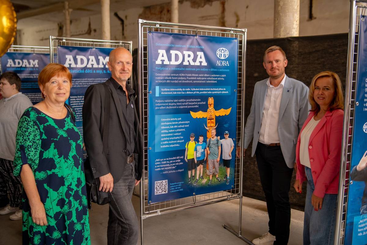 Do poloviny srpna bude v Nové Osmičce k vidění zdarma výstava zaměřená na každodenní život dětí s poruchou autistického spektra. Pro veřejnost ji připravilo město Frýdek-Místek ve spolupráci s organizacemi, které se těmto dětem věnují. Vernisáž se uskutečnila v úterý 21. července. NAHLÉDNĚTE DO SVĚTA DĚTÍ S AUTISMEM. MĚSTO V NOVÉ OSMIČCE PŘIBLIŽUJE JEJICH ŽIVOTY | Frýdek-Místek