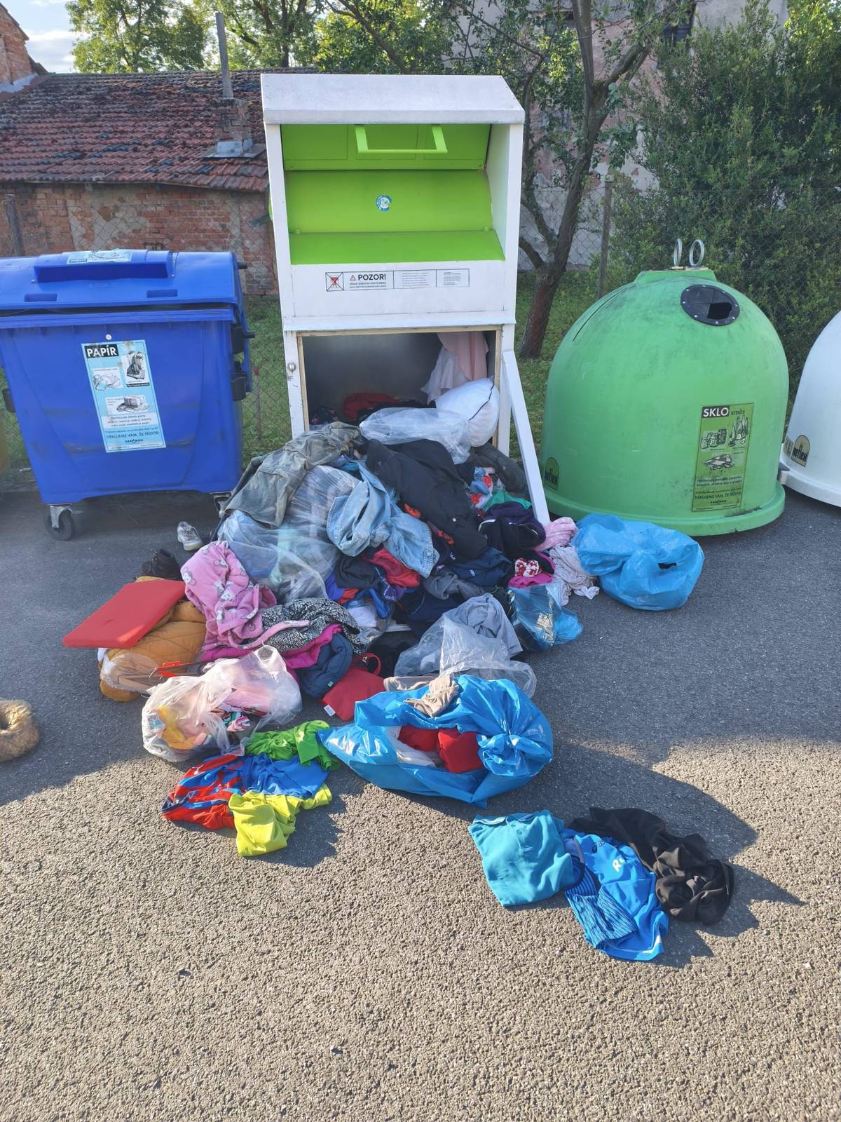 Ničení kontejnerů, vytahování oblečení a nepořádek v jejich okolí. S tímto vandalismem se bohužel potýkáme čím dál častěji – nejčastěji se tak děje za tmy, v noci. Textil, který má pomáhat potřebným nebo jít k recyklaci, tak často končí zničený nebo pohozený na zemi. Takto poničený textil už nelze použít a končí ve směsném odpadu. Jak to  to dnes ráno vypadalo na stanovišti U Rubeny, vidíte na fotce. Předtím něco podobného bylo U Hornických domů. Zaměstnanci technických služeb nepořádek vždy uklidí, na novou kladku si pak musíme počkat, než přijede firma TextilEco. 🙏 Prosíme o pomoc: Pokud v noci u kontejnerů uvidíte někoho, kdo do nich neoprávněně leze, ničí je nebo z nich vytahuje věci, neváhejte a hned volejte Policii ČR (158) nebo Městskou policii (156). Sami do situace nezasahujte, policie hlídku pošle prověřit stav na místě. Děkujeme, že vám vaše okolí není lhostejné! ❤️ Všímavost pomáhá. J. Pitašová