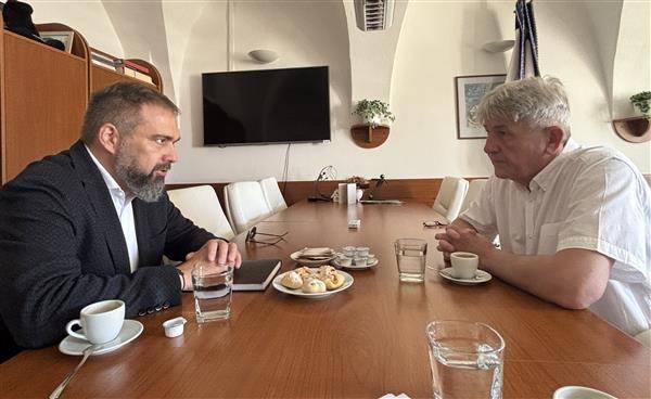 Starosta Pelhřimova Ladislav Med jednal na radnici s ředitelem Ředitelství silnic a dálnic ČR, Správy Jihlava, Alešem Kratinou. Hlavními tématy jednání byla příprava výstavby obchvatu Pelhřimova a opakované problémy se světelnou signalizací v podjezdu pod viaduktem.