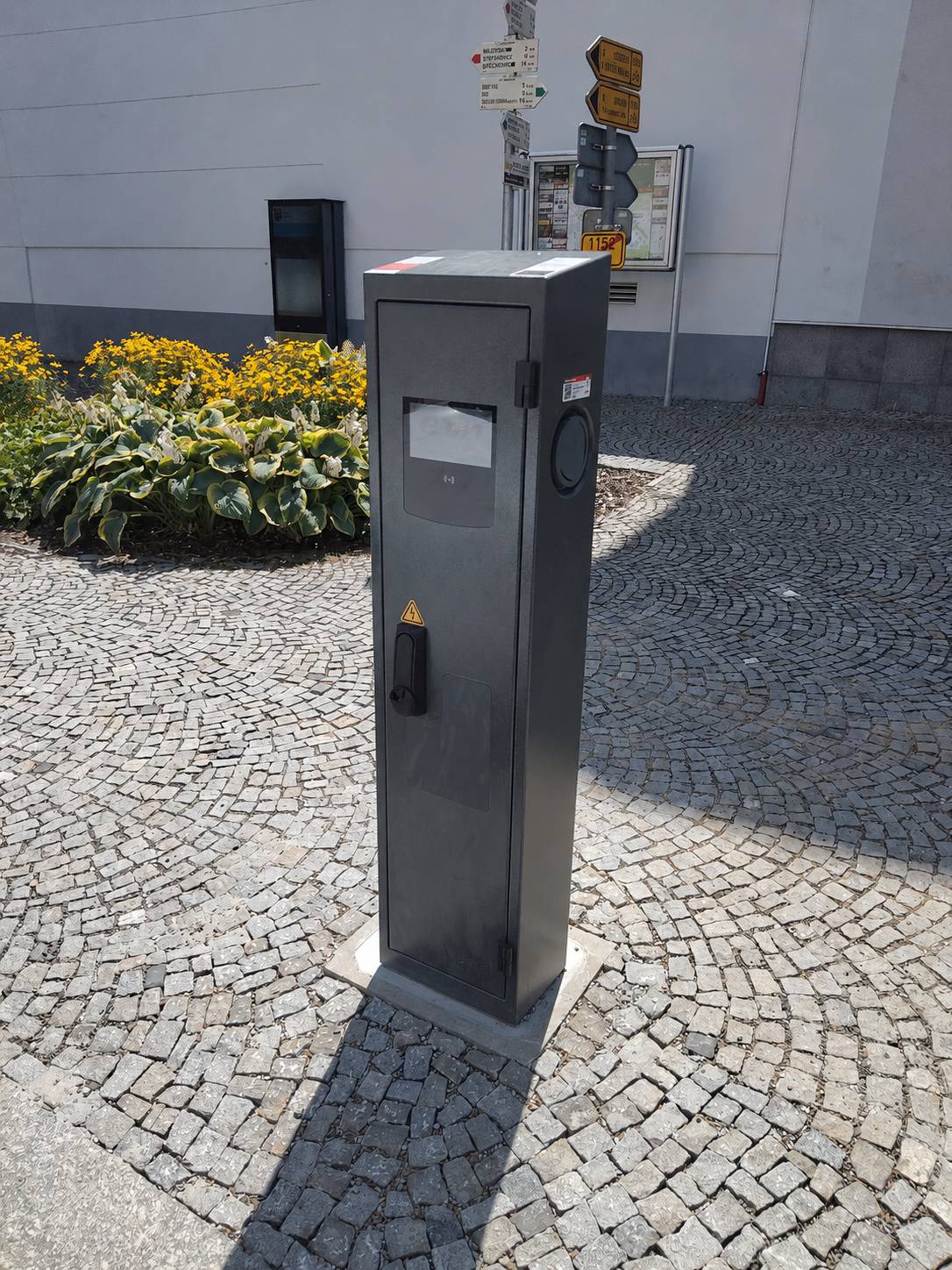 Vážení občané, veřejná dobíjecí stanice pro elektromobily, která je umístěna na parkovišti u Městské policie, zatím není v provozu. Přesný termín spuštění služby v aplikaci E.ON Drive zatím není znám. Jakmile nám společnost E.ON Energie, a. s., potvrdí datum zprovoznění, budeme Vás neprodleně informovat.