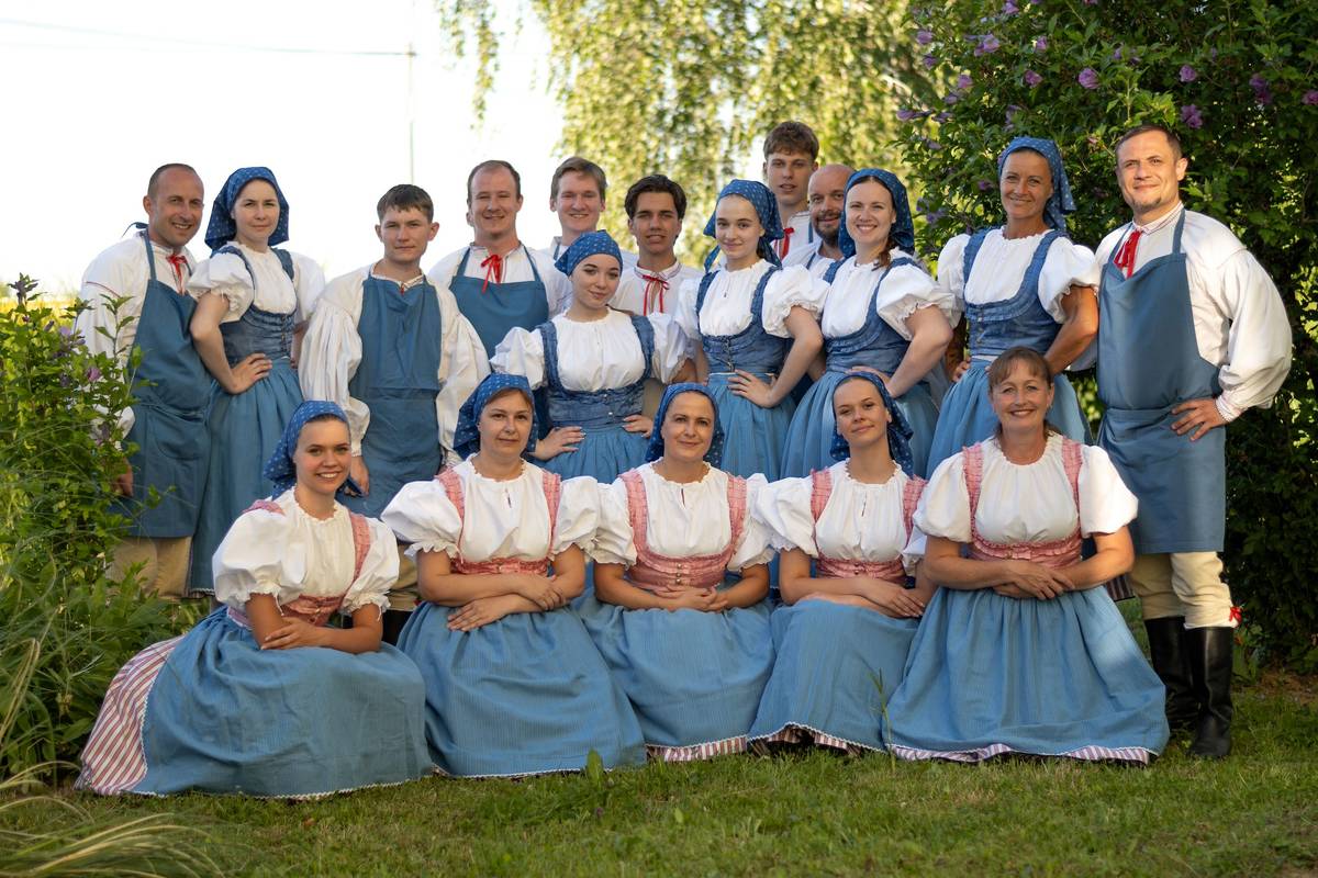 Členové folklorního souboru Velen přijali pozvání České besedy Daruvar a folkorního souboru Holubička, aby se ve dnech 3.- 6. července zúčastnili oslav Dnů české kultury v Daruvaru. Návštěva se nesla ve znamení prezentace našeho folkloru, setkání s krajanskou komunitou a poznávání místa, kde se již po generace udržují české tradice.