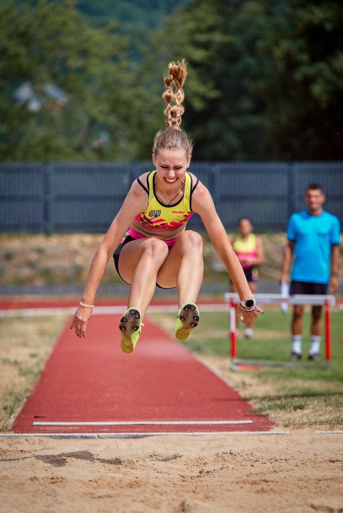 V sobotu 18. 7. 2026 štadión ožil medzinárodným atletickým podujatím, ktoré Mesto Banská Štiavnica usporiadalo prvýkrát a do ktorého zapojilo pretekárov zo svojich partnerských miest.  Hoci sa zúčastnili iba dva partnerské mestá – Tatabáňa a Olsztynek, slovenskí a štiavnickí atléti mali možnosť zmerať si sily so zahraničnými účastníkmi. Mladí ľudia súťažili v disciplínach beh na 60 m, beh na 800 m, skok do diaľky, vrh vortexom a štafeta na 4 x 60 m. Výborne si počínali maďarskí súťažiaci, naši sa však tiež nedali zahanbiť a padlo niekoľko osobných rekordov. Podujatia sa zúčastnil aj primátor mesta Olsztynek p. Robert Waraksa. Primátorka Banskej Štiavnice Mgr. Nadežda Babiaková podujatie otvorila a dekorovala víťazov v jednotlivých kategóriách. Podujatie organizačne pripravil a moderoval Dr. Róbert Petro z klubu Atléti BS. Ďakujeme všetkým, ktorí pomáhali a prispeli k zdarnému priebehu podujatia. Športové podujatie finančne podporil aj Slovenský atletický zväz.  Výsledky z podujatia tu. Fotogaléria tu. Autor: Ján Petrík