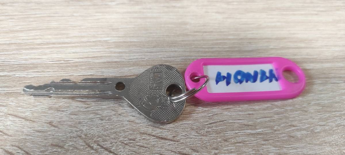 V Hronově, Nerudově ulici byl nalezen 1 klíč s růžovým rozlišovačem. Majitel si ho může vyzvednout na sekretariátu ve 3. NP budovy radnice.