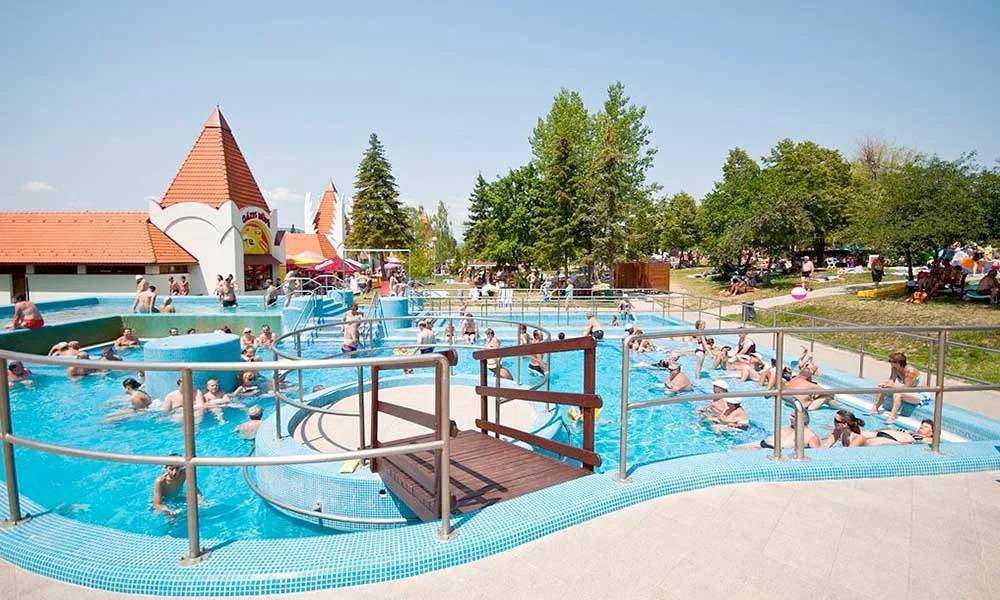 JDS Hencovce, oznamuje prihláseným, že odchod autobusu do Maďarska na kúpalisko v Sárospatáku je 21.07.2026 o 7.00 hodine z parkoviska pri kostole.  Nakoľko sú ešte voľné miesta, je možné sa prihlásiť u pani Magdalény Tomášovej, na tel. čísle 0905703840 do 21.07.2026 do 17.00 hodiny.