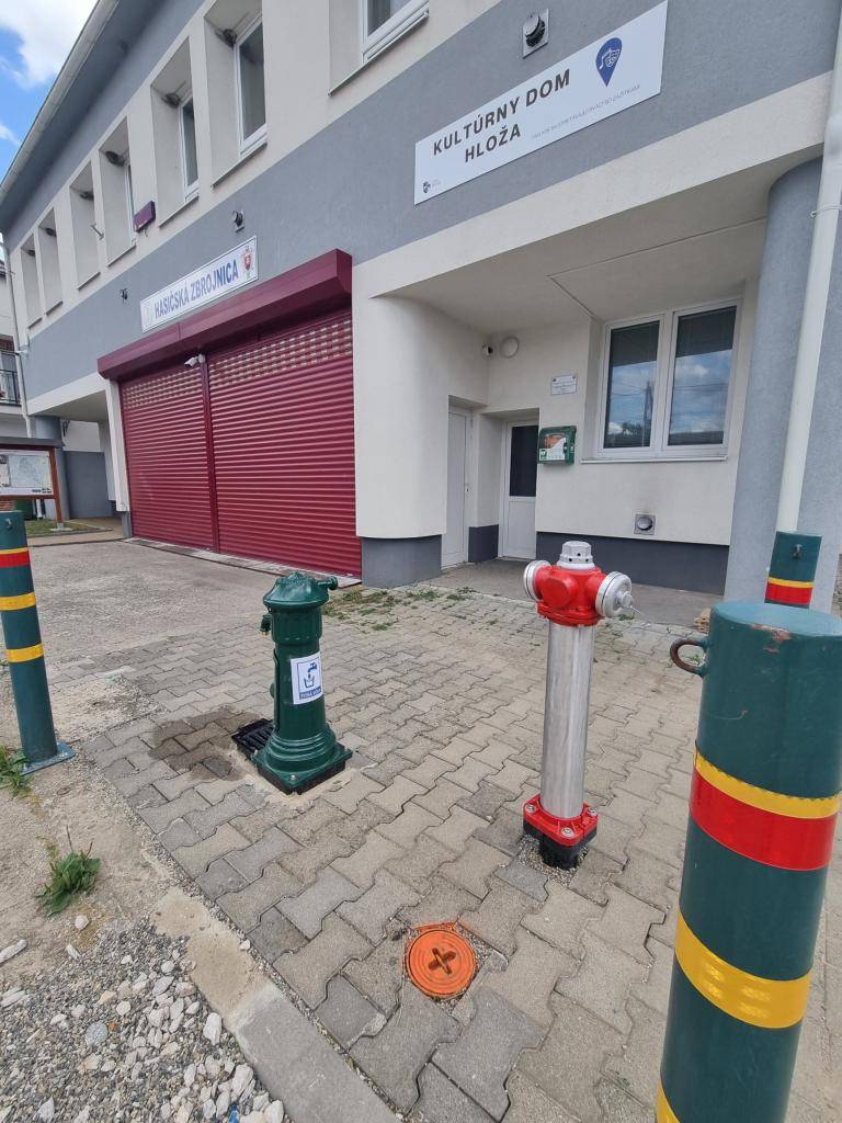 Pred budovou Hasičskej zbrojnice v Hloži sa prebudoval pôvodný podzemný hydrant na nový nadzemný pre potreby občanov a zároveň Dobrovoľného hasičského zboru (DHZ) Hloža.