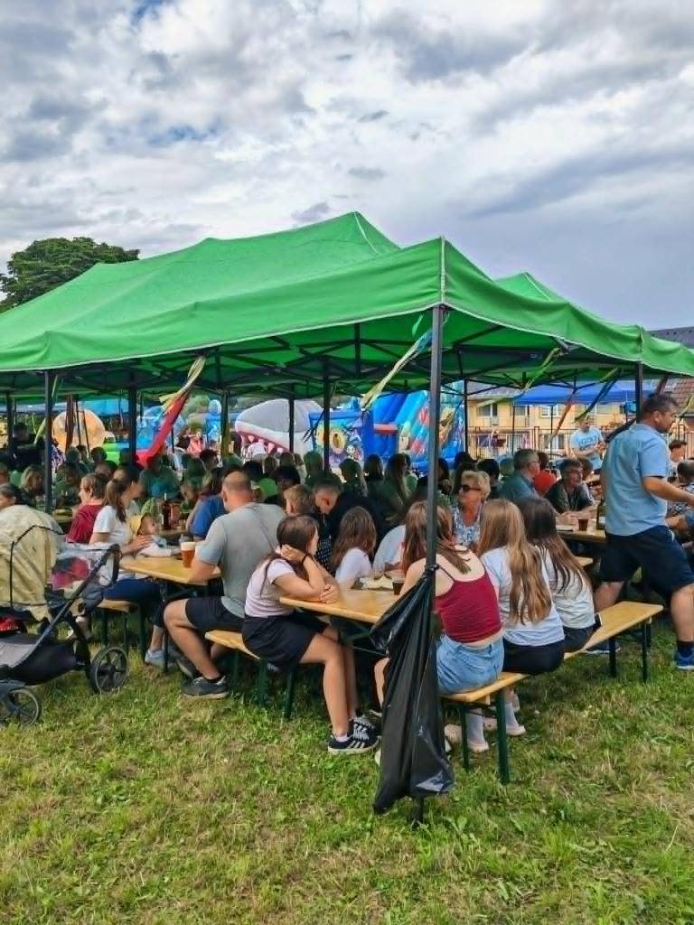 V sobotu 18. júla 2026 sa v obci Bziny uskutočnil už 7. ročník podujatia Posedenie vo farskej záhrade, ktoré opäť spojilo obyvateľov i návštevníkov všetkých generácií v príjemnej atmosfére plnej tradícií, hudby, zábavy a priateľských stretnutí.