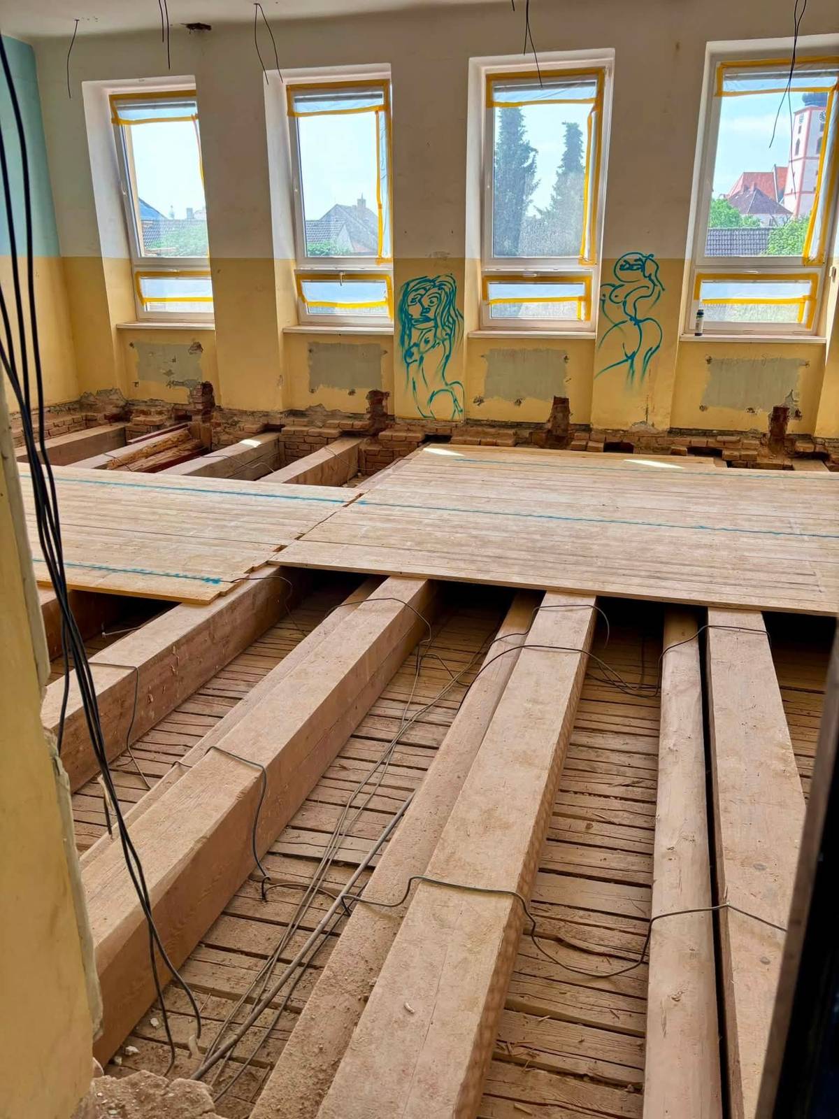 Největší investiční akce města roku 2026 je v plném proudu. Rekonstrukce podlah, rozvodů elektriky, vody, odpadů, topení, vzduchotechniky a datových sítí ve dvou “starých” budovách Základní školy na Blatském sídlišti. Z velké části jsou s tím spojeny nové omítky, štuky a výmalba.  Celkem více než 20 tisíc metrů krychlových prostoru pro “první stupeň” základního vzdělávání.