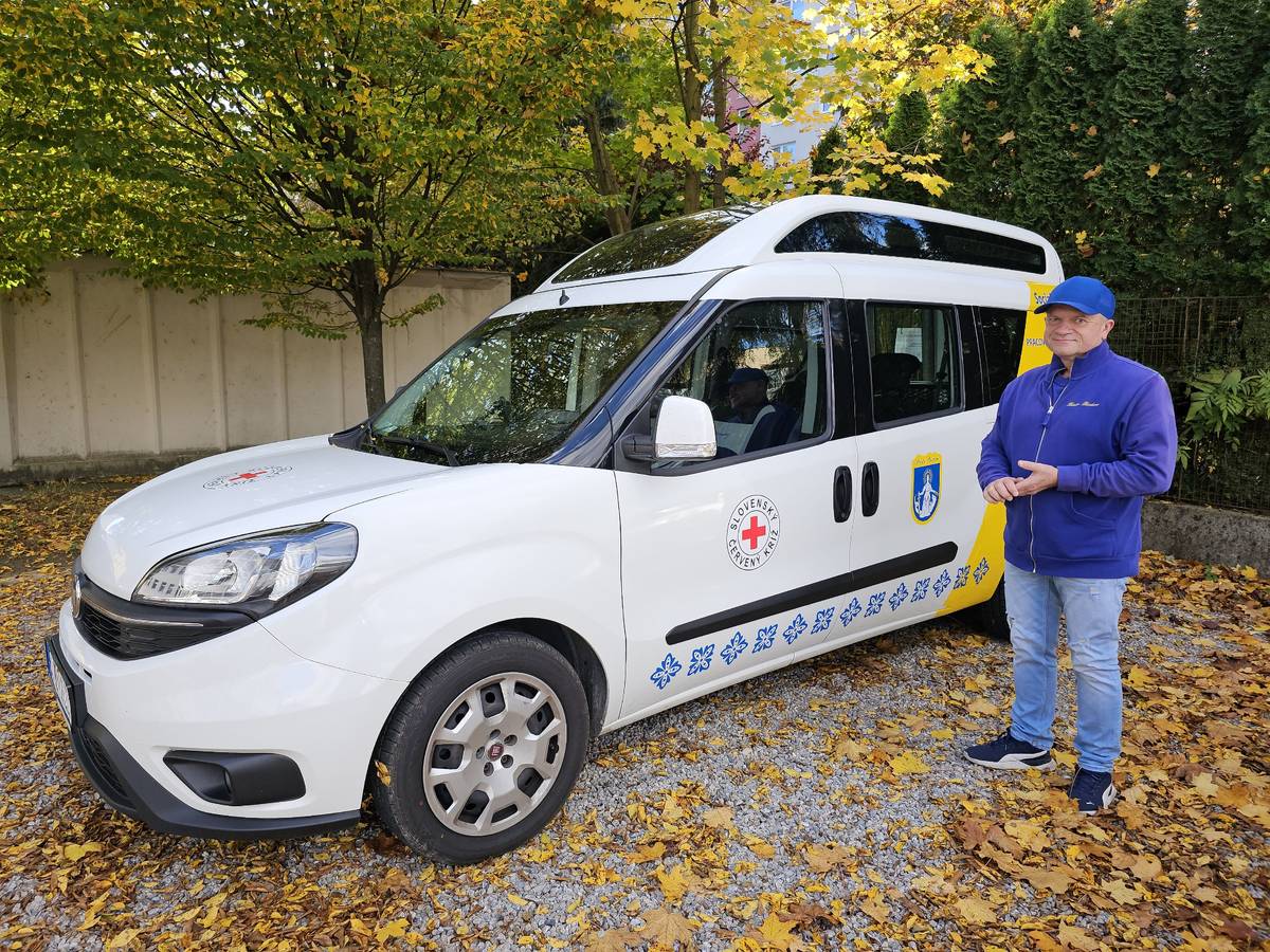 🚕 Marek je vodičom a dispečerom sociálnej prepravnej služby Sociálny taxík, ktorý v Púchove funguje viac ako 5 rokov. Svoju prácu nevykonáva len ako obyčajné zamestnanie, ale ako skutočné poslanie. Máme za to, že Marek je príkladom ľudskosti, profesionality a oddanosti službe verejnosti. 💛       🎥 Marek už absolvoval natáčanie medailónu a mená výhercov jednotlivých kategórií budú vyhlásené počas slávnostného galavečera 7. septembra 2026, ktorý bude vysielať aj STVR. Marekovi budeme držať palce, pretože toto ocenenie si rozhodne zaslúži. 🏅       🗳 Okrem toho prebieha hlasovanie v kategórii Cena čitateľov Pravdy, kde nášho Mareka môžete podporiť, a to na odkaze: https://www.pravda.sk/spravy/svet/clanok/820947-neviditelni-hrdinovia-socialnych-sluzieb-vyberte-kto-si-zasluzi-ocenenie-dobre-srdce