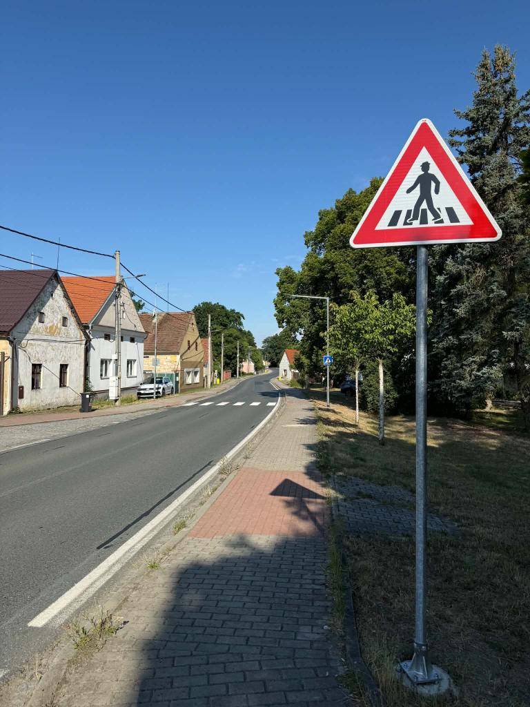Ve Vodním Újezdu byl dokončen přechod pro chodce u autobusových zastávek. Přispěje k bezpečnějšímu pohybu chodců v jednom z nejfrekventovanějších míst obce.