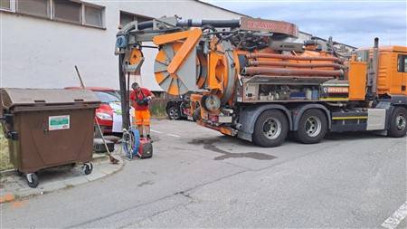 Pracovníci pokračujú v čistení vpustí na sídlisku Ľadoveň. Práce tu prebiehali už minulý týždeň a pokračujú aj v týchto dňoch. Pravidelná údržba pomáha zabezpečiť ich správnu funkčnosť a plynulý odtok dažďovej vody počas zrážok.
