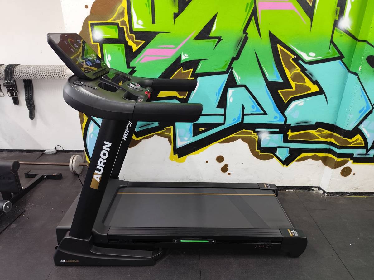 Posilňovňu Champion.gym Bošáca sme doplnili o moderný stroj - Běžecký pás HS-4600LB Auron ,ktorý spája výkon, technológie a pohodlie pri každodennom tréningu. Vďaka prehľadnému počítaču s rozhraním Bluetooth máte vždy po ruke všetky dôležité údaje – čas, vzdialenosť, spálené kalórie, pulz aj sklon bežeckého pásu. Kompatibilné aplikácie Kinomap, FitShow a Zwift dodajú Vašim tréningom interaktívnu energiu. Motor zabezpečuje plynulý chod v rozsahu 1–20 km/h a stabilná konštrukcia s nosnosťou 120 kg garantuje bezpečnosť aj pri intenzívnych tréningoch. Príď si ho vyskúšať a posuň svoj tréning na vyšší level 🔝Podrobné informácie o tréningových programoch a funkciách počítača
