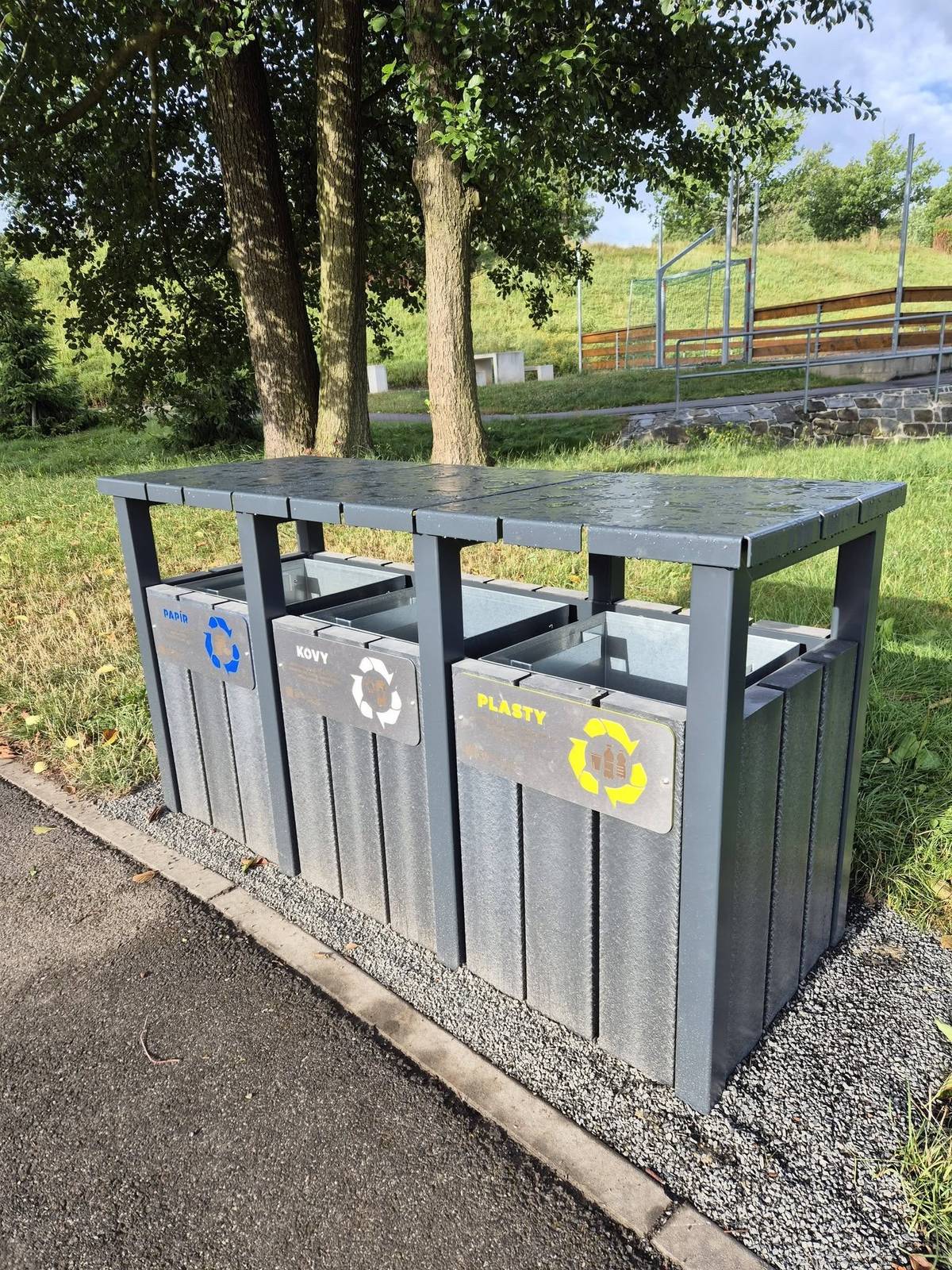 Do prostoru u skejtparku jsme instalovali novou sestavu košů na tříděný odpad – na papír, plasty a kovy. Symbolicky jde o výrobek z recyklovaného plastu, který opět slouží recyklaci. Koše jsou odolné vůči povětrnostním vlivům, nevyžadují téměř žádnou údržbu a mají dlouhou životnost.