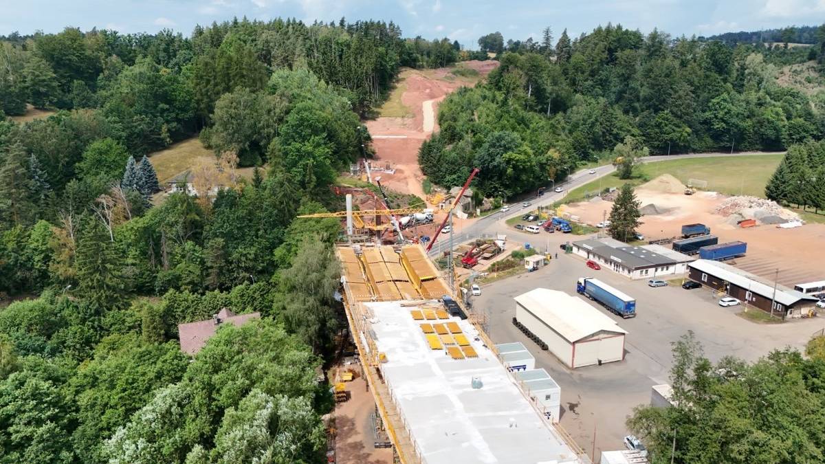 Předáváme informaci – zdroj informací – webové stránky města Náchod. V souvislosti s pokračující výstavbou obchvatu Náchoda bude ve dnech 7.–11. srpna 2026 a 24.–28. září 2026, vždy od 6:00 do 18:00 hodin, uzavřena část silnice II/303 – ulice Broumovská v Náchodě. Uzavírka se bude týkat přibližně 200metrového úseku u celního deklarantu, od křižovatky s ulicí Kladskou po vjezd do areálu celního deklarantu. Důvodem omezení jsou práce spojené s montáží a následnou demontáží podskružení mostu, který je součástí stavby I/33 Náchod, obchvat. Objízdná trasa Objížďka bude vedena z okružní křižovatky „Itálie" po silnici I/14 přes Dolní Radechovou, Horní Radechovou a Červený Kostelec, dále přes Horní Kostelec a Zbečník do Hronova, odkud se řidiči napojí zpět na silnici II/303. Trasa bude platit pro veškerou dopravu v obou směrech. Celý článek – viz odkaz ZDE. Přejeme Vám hezký den. Město Broumov Foto: webové stránky města Náchod