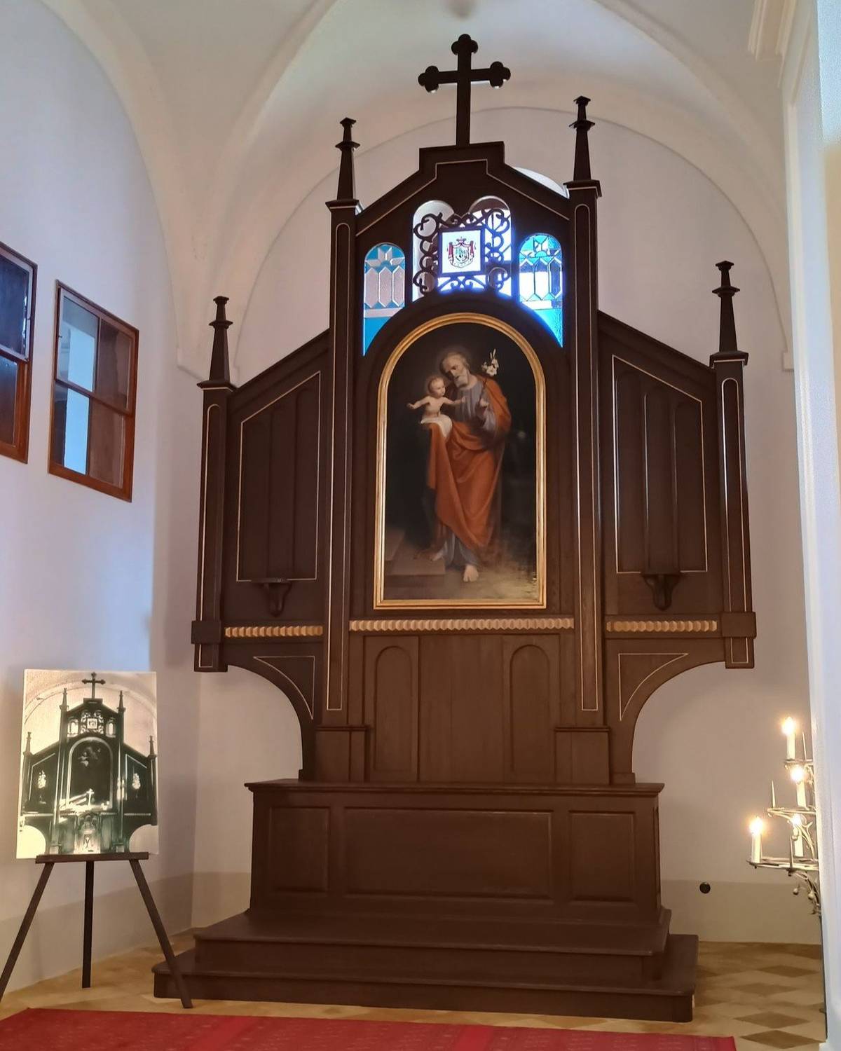 Dobrý den, obracíme se na vás s prosbou. Můj manžel měl tu čest zhotovit kopii historického hlavního oltáře v kapli sv. Josefa na zámku Vimperk podle jediné dochované fotografie. Oltář je dnes opět součástí kaple. Jedinou částí, kterou se dosud nepodařilo věrně zrekonstruovat, je spodní retabulum (část se svatostánkem pod obrazem sv. Josefa). Na jediné dochované fotografii jsou detaily této části bohužel nečitelné. Napadlo nás, že se v některém rodinném albu ve Vimperku může dochovat fotografie ze svatby, křtu nebo jiné slavnosti, na které by byl oltář zachycen z jiného úhlu nebo ve větším detailu.  Pokud byste doma měli starší fotografie z kaple sv. Josefa, byli bychom moc vděční, kdybyste se podívali, zda na některé z nich není vidět oltář. Nemusí jít o profesionální fotografii – i malý detail by mohl pomoci dokončit rekonstrukci. Předem moc děkujeme všem, kteří se do rodinných alb podívají, nebo příspěvek nasdílejí. Ozvěte se, prosím, na níže uvedený e-mail. Zuzana Pilná, rybova.tr@volny.cz