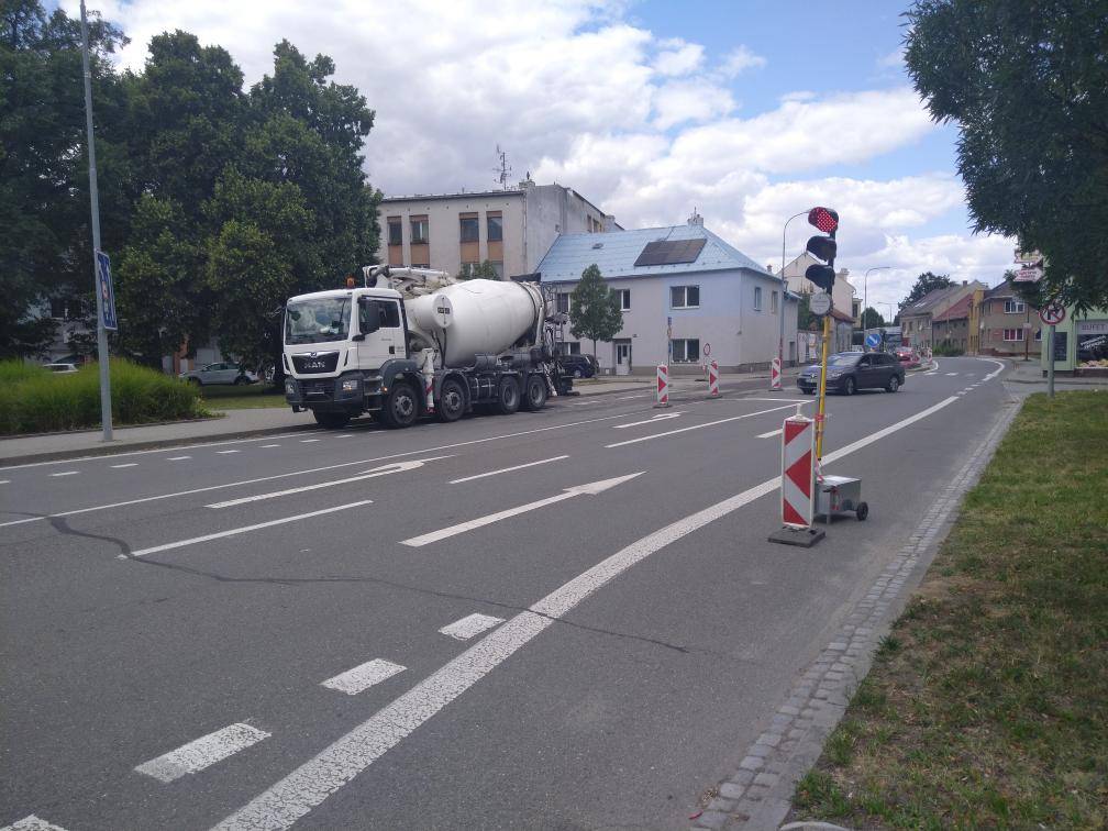 Vážení občané,    dnes tj. středa 22. 7. a ve čtvrtek proběhne oprava silnice I/55 v krátkém úseku na náměstí Míru v Hulíně. Po dobu opravy bude provoz řízen kyvadlově s pomocí světelných signálů. Opravu provádí Ředitelství silnic a dálnic z důvodu poškozené vozovky.  Dbejte prosím dopravního znače