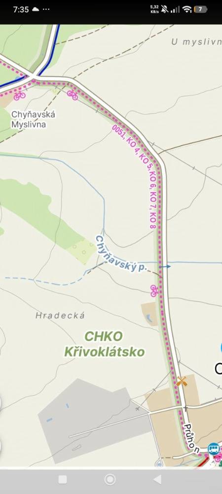 V následujících dnech očekáváme dopravní omezení na silnici od konce ulice Průhon směrem k Chyňavské Myslivně. Oprava, která začne 22. července 2026 a skončí 24. července 2026, zahrnuje dvouvrstvý penetrační nátěr s kamínky, díky čemuž zůstane silnice průjezdná, avšak s dočasně nižším komfortem.