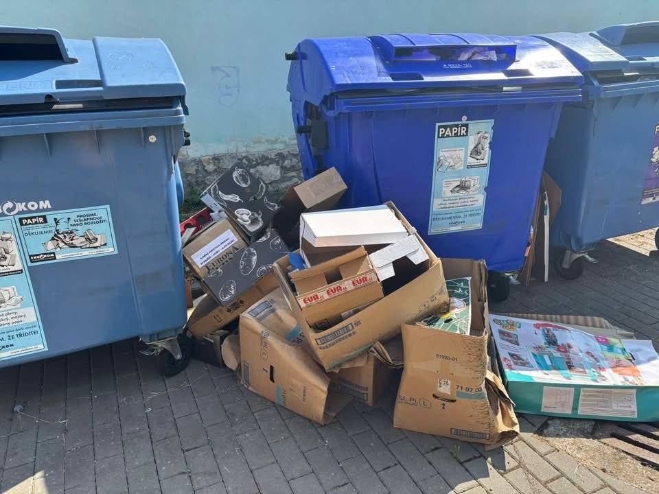 Dobrý den, kdo udělal takový binec u kontejneru na Zàbraní ať si to jde uklidit. Nikdy jsme tam nepořádek neměli