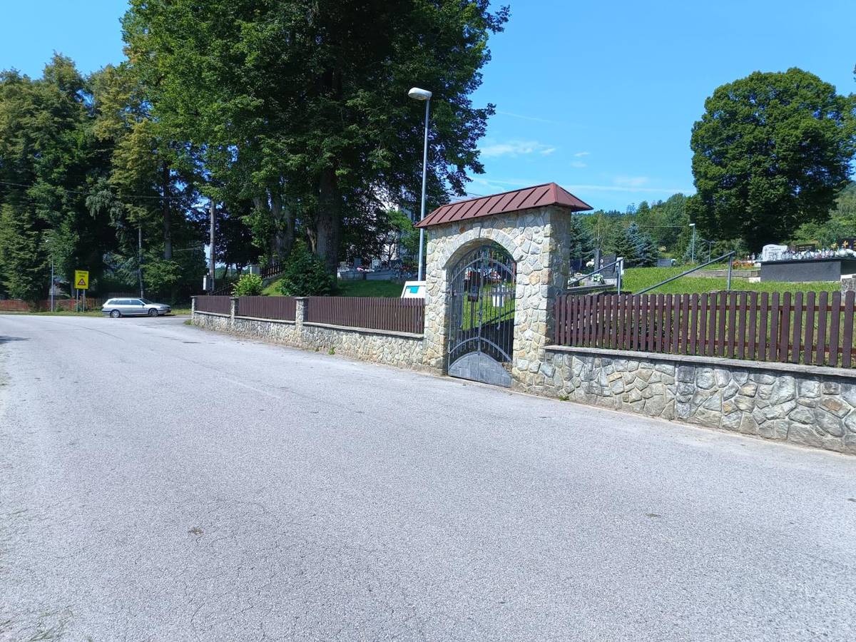 Začíname s opravou oplotenia na cintoríne v Hornom Vadičove.