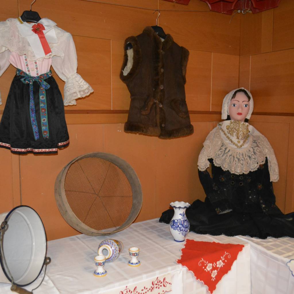 Vážení občania,  s radosťou vám oznamujeme, že naša obec získala finančnú podporu z Fondu na podporu umenia v rámci žiadosti „Inovované folklórne motívy Ružindola – autorská tvorba pre mladú generáciu“ zaregistrovanú pod č. 26-310-04140  vo výške   3 600,00 EUR.
