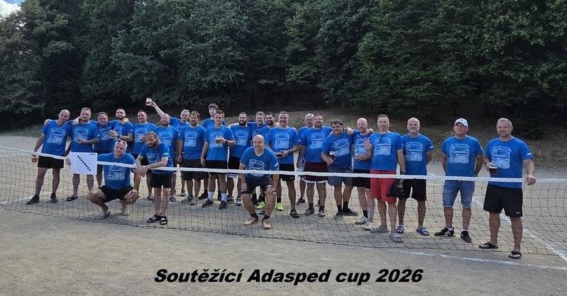 V sobotu 11.7.2026 se konal otevřený turnaj v nohejbale trojic Adasped cup 2026.Turnaj se uskutečnil již tradičně na hřišti u ZŠ Ronovská nad školou na Ptačině, kde nám zázemí poskytli kluci z oddílu malé kopané A jeto v čele s Romanem Dobešem. Za to jim patří velký dík. Počasí bylo jako na objednávku. Svítilo sluníčko, nefoukal vítr. Hrálo se jako vždy na dvou hřištích s pískovým povrchem, ale kdo zvolil vhodnou obuv neprohloupil. U ředitelů turnaje se prezentovalo 8 tříčlenných družstev (Žabinští andělé, NJTJ, Policejní akademie, Těžké váhy, Old stárs, Medvědi, Sokolíci a A je to). Hrálo se systémem každý s každým na jeden set do 12ti. Po základní části následovalo Play-off. Nasazení bylo vysoké, bojovalo se o každý bod a bylo základem úspěchu. Všichni bojovali v rámci svých možností a nikdo nikomu nic nedaroval. Vysokou kvalitu potvrzovalo každé zúčastněné mužstvo. Velikou pochvalu za výkony si vysloužilo nejstarší mužstvo Těžkých vah, které v základní skupině vyhrálo 4 zápasy a jeden zápas proti Sololíkům jim utekl 10:12. Koneckonců nešlo ani tak o výsledek. Důležité bylo se sejít, zasportovat si, pokecat, … Přišel i početný zástup diváků všech věkových kategorií, což potěšilo a jejich povzbuzování ještě zvýšilo snahu hráčů . Všude vládla příjemná nálada a přátelská atmosféra. Největší poděkování patří ředitelům turnaje Kubíček – Mihok za perfektní organizaci. Pořadí turnaje: 1. A je to 2. Policejní akademie 3. Old stárs 4. NJTJ 5. Žabinští andělé 6. Těžké váhy 7. Medvědi 8. Sokolíci Již teď se všichni těší na další ročník 2026.