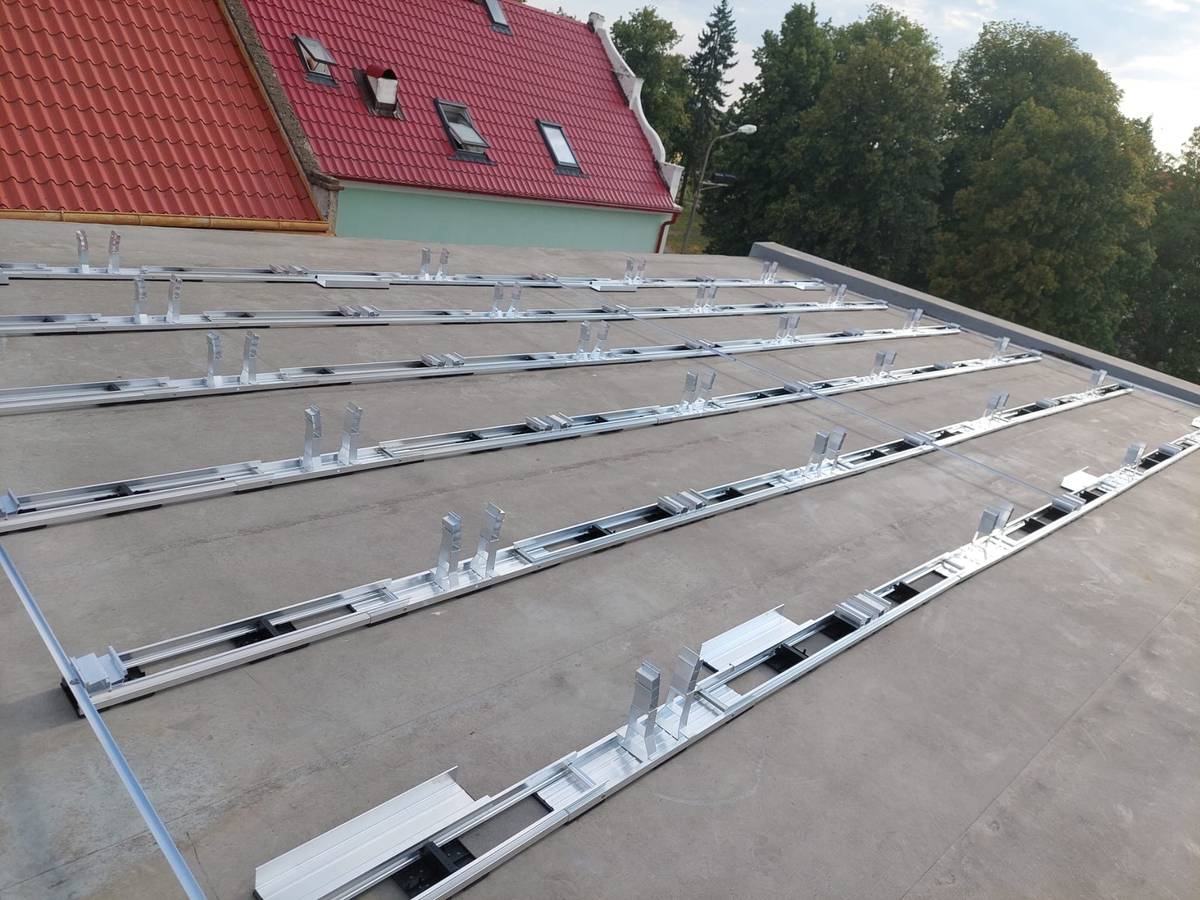 💁🏻♂️ Před pár dny byla započata další větší investiční akce v Městys Chotětov, tentokrát jde o komunální fotovoltaické elektrárny na budovách městyse, kde se nám podařilo získat dotaci ze SFŽP z programu "Nové obnovitelné zdroje v energetice (RES+)".   🗣️ Budeme Vás informovat o dalších podrobnostech 🤓.
