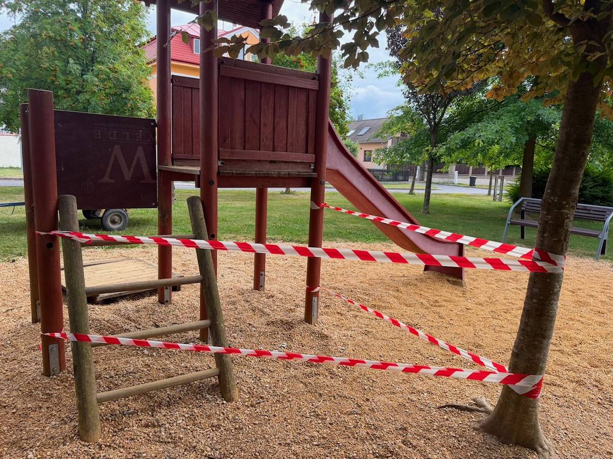 Z důvodu opotřebení jsme museli uzavřít herní prvek - klouzačku s žebříkem a věžičkou na dětském hřišti u kostela.  Musíme opravit obě patra podlah. Celá prolézačka je opatřena červenobílou páskou. Prosíme návštěvníky, aby tam nepouštěli děti, může dojít snadno k úrazu.