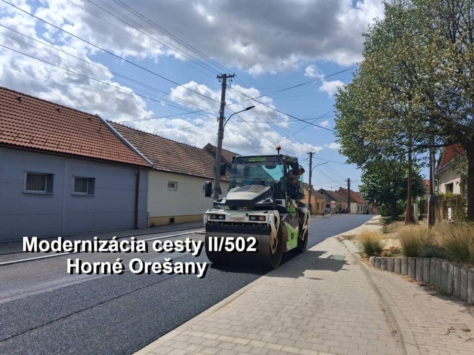 Trnavský samosprávny kraj oznamuje, že osobná automobilová doprava na ceste II/502 v Horných Orešanoch na úseku od čerpacej stanice po križovatku III/1297 bude v utorok 21.7.2026 v priebehu dňa, po odsúhlasení okresným dopravným inšpektorátom.